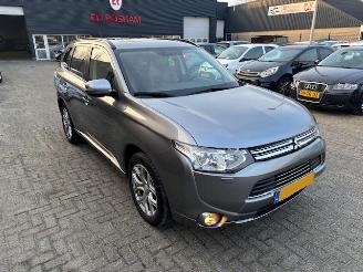 Schadeauto Mitsubishi Outlander 2.0 PHEV Instyle  NAP 2013/12