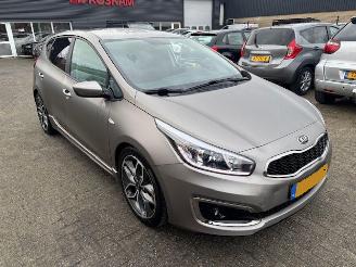 krockskadad bil auto Kia Cee d 1.6 GDI First Edition NAP 2017/1