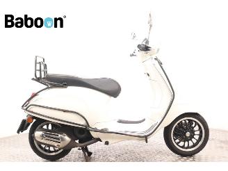 krockskadad bil bromfiets Vespa  Sprint 25KM 2021/7