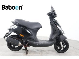 krockskadad bil bromfiets Piaggio  Zip 45KM 2023/2