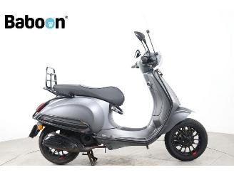 krockskadad bil bromfiets Vespa  Sprint 45KM 2015/7