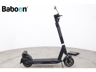 krockskadad bil bromfiets Znen  Alpha 25KM met NL kenteken 2026/4