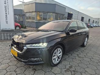 krockskadad bil auto Skoda Octavia 1.0 e-TSI Business Edition Plus 2021/11