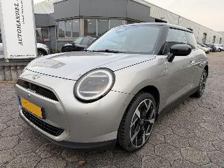 skadebil auto Mini Cooper E Favoured L 40.7 kWh 2024/1