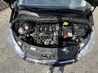 Peugeot 208  picture 7