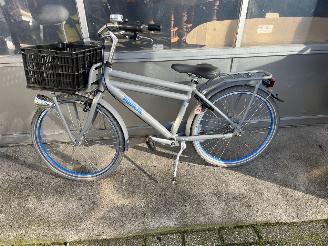 skadebil fiets Cortina  jongensfiets met mandje versnelling 2019/7