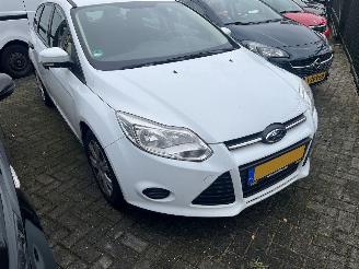Vaurioauto  passenger cars Ford Focus Wagon 1.0 EcoBoost Titanium 2014/1