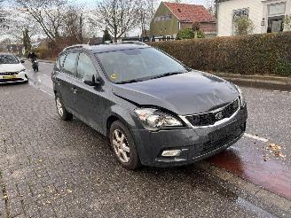 Vrakbiler auto Kia Cee d 1.6-16V  CVVT ombi 2010/5