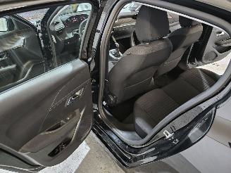 Peugeot 208 1.2 PT Active Pack picture 17