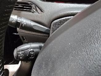 Peugeot 208 1.2 VTi Allure picture 22