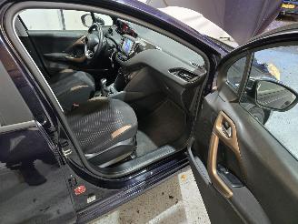 Peugeot 208 1.2 VTi Allure picture 11