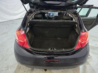 Peugeot 208 1.2 VTi Allure picture 13