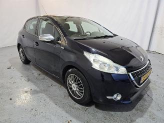 damaged passenger cars Peugeot 208 1.2 VTi Allure 2013/9