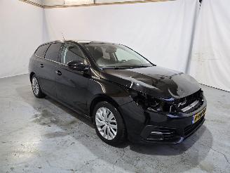 damaged passenger cars Peugeot 308 1.2 PureTech Blue Lease 2020/4