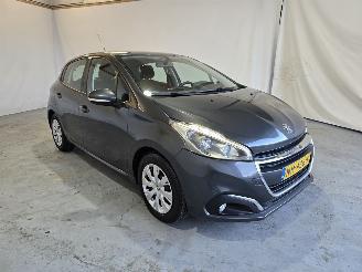 krockskadad bil auto Peugeot 208 1.2 PureT. Blue Lion 2017/1