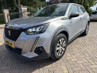 Damaged car Peugeot 2008 1.2 PURETECH BLUE LEASE ACTIVE ECC/NAV/LMV/PDC 2020/8