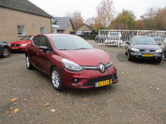 Damaged car Renault Clio 0.9 TCe Limited Airco NAP 2018/4