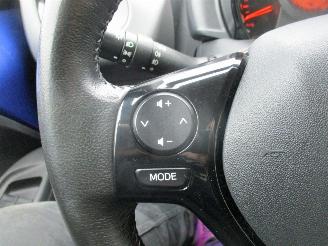 Peugeot 108 1.0 E -VTI BLUE L. EX picture 19