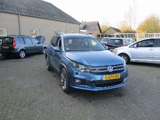 uszkodzony samochody osobowe Volkswagen Tiguan 2.0 TSI R-Line Sport&St.4M REST BPM €800,-!!! 2017/2
