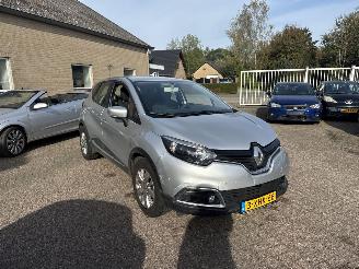 Vaurioauto  passenger cars Renault Captur 1.2 TCe Expression 2013/9