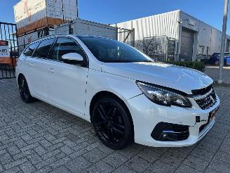 Vaurioauto  passenger cars Peugeot 308 1.2 PureTech Automaat Blue Lease Premium 2018/10