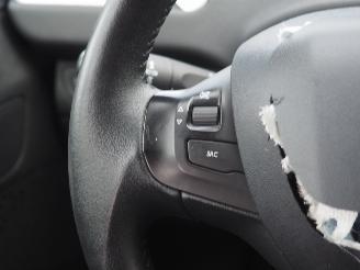 Peugeot 208 1.2 VTi Style picture 21