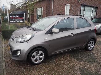 Damaged car Kia Picanto 1.0 CVVT ISG Comfort pack 2013/3