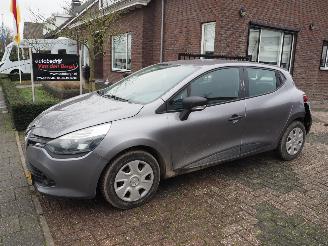 skadebil auto Renault Clio 0.9 TCe Authentique 2014/5