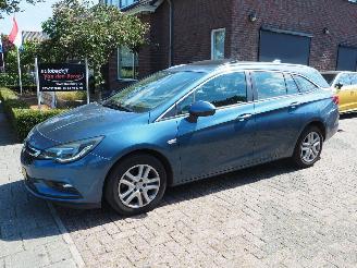Vaurioauto  passenger cars Opel Astra 1.6 CDTI Business+ Automaat 2016/11