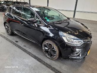 Vaurioauto  passenger cars Renault Clio Grandtour 0.9 TCE 66-KW BOSE Panoramadak 2019/7