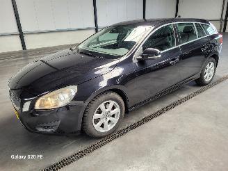 uszkodzony samochody osobowe Volvo V-60 1.6 T3 110-KW Automaat Momentum 2013/5