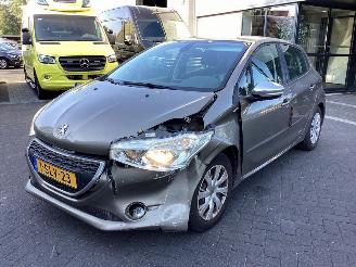 skadebil auto Peugeot 208 1.2 VTi Urban Soul 2013/11