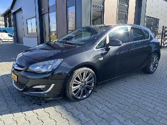 Coche accidentado Opel Astra 1.4 Turbo Sport 88kw Navi Clima Cruise PDC 2013/9