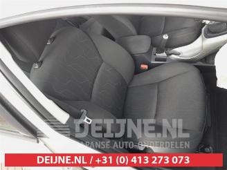 Toyota Auris Auris (E15), Hatchback, 2006 / 2012 1.33 Dual VVT-I 16V picture 16