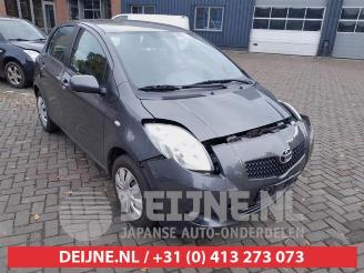 krockskadad bil bromfiets Toyota Yaris Yaris II (P9), Hatchback, 2005 / 2014 1.3 16V VVT-i 2008/2
