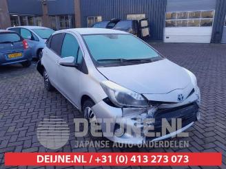 Coche siniestrado Toyota Yaris Yaris III (P13), Hatchback, 2010 / 2020 1.5 16V Hybrid 2014/1