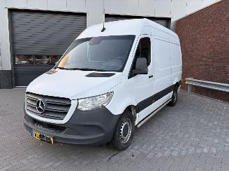 Vaurioauto  commercial vehicles Mercedes Sprinter 317 CDI L2 H2 AUTOMAAT / CRUISE / NAVI / CAMERA 2021/2