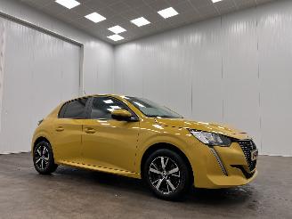 Damaged car Peugeot 208 1.2 PureTech Active 5-drs Airco 2021/4