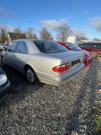 Mercedes E-klasse 240 Elégance picture 4