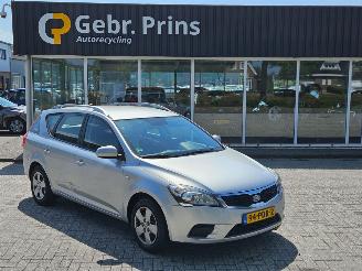 Auto incidentate Kia Cee d 1.4 16V Combi/o  Benzine 1.396cc 66kW (90pk) FWD 2011/4