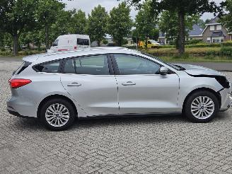 Ford Focus 1.0 Ti-VCT EcoBoost 12V 125 Combi/o  Benzine 999cc 92kW (125pk) FWD picture 4