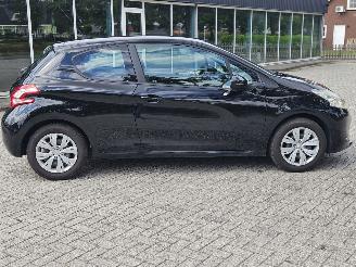 Peugeot 208 1.2 Vti 12V PureTech 82 Hatchback  Benzine 1.199cc 60kW (82pk) FWD picture 2