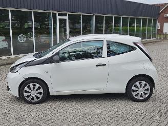 Toyota Aygo 1.0 12V VVT-i Hatchback  Benzine 998cc 51kW (69pk) FWD picture 3