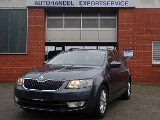 krockskadad bil auto Skoda Octavia 1.6 TDI 105pk Greentech Ambition, Climare & Cruise, Navi 2015/5