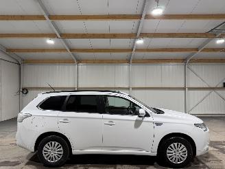 uszkodzony samochody osobowe Mitsubishi Outlander 2.0PHEV 89kW AWD Automaat Instyle+ Schuifkanteldak 2014/3