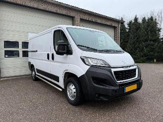 krockskadad bil bedrijf Peugeot Boxer 2.2 BlueHDi 120 L2H1 3.0t 3Zits Navi Airco 98234 Km NAP ! 2023/10