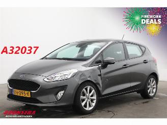 Coche accidentado Ford Fiesta 1.1 Trend 5-DRS Navi Airco Cruise PDC 2019/2