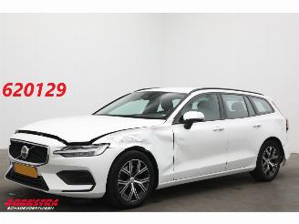 Vaurioauto  passenger cars Volvo V-60 2.0 B3 AUT Essential Edition ACC Navi Clima Apple/Android Leder Virtual Camera PDC 2024/10