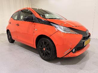 damaged passenger cars Toyota Aygo HB 1.0 VVT-i x-cite Navi/Airco 2014/10