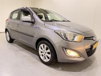 krockskadad bil auto Hyundai I-20 HB 1.2 i-Deal Navi/Airco 2014/2